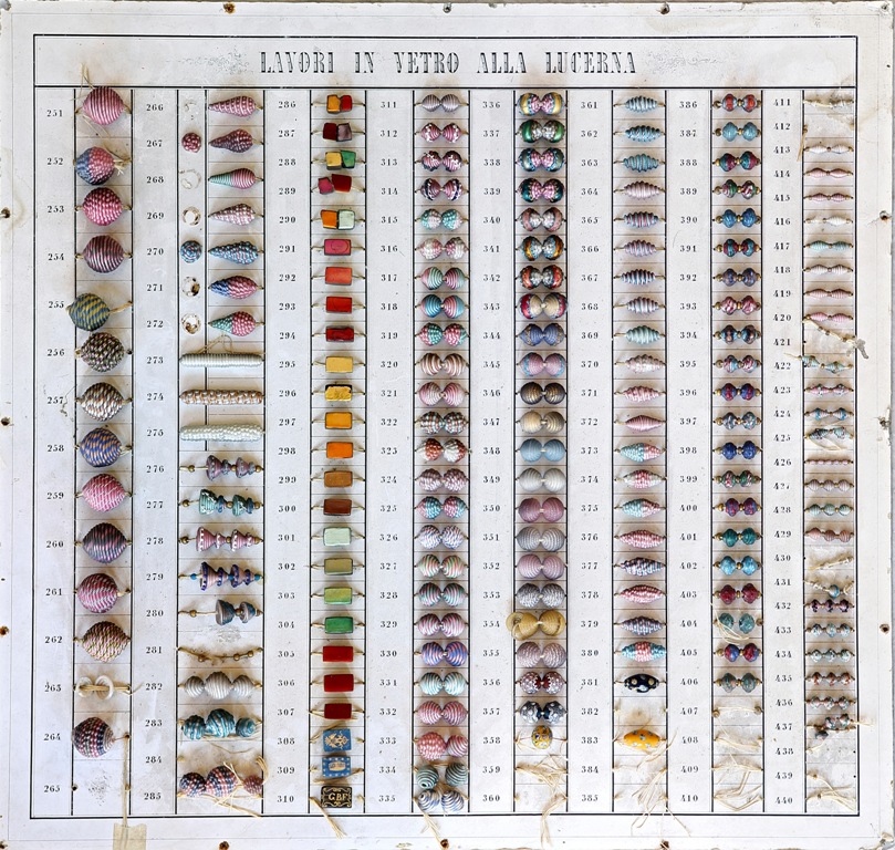 Cartella campionaria di perle di vetro, XIX secolo