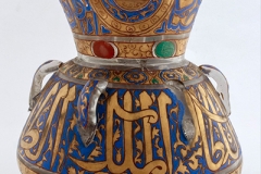 Artisti Salviati & Co, Grande lampada da moschea in cristallo su piede a disco con bordo in oro a pennello, 1868 - 1873