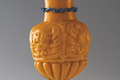 Vaso giallo con mascheroni e stemmi in rilievo e morisa turchese, metà XVI sec.
