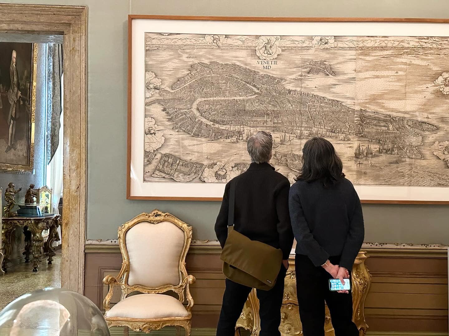 due adulti davanti a una quadro